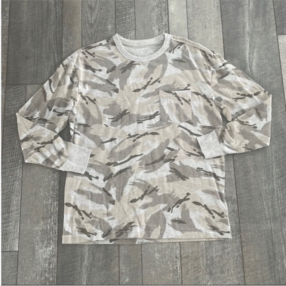 Old Navy Size Medium Camouflage Long-Sleeve Shirt. - Picture 3 of 7